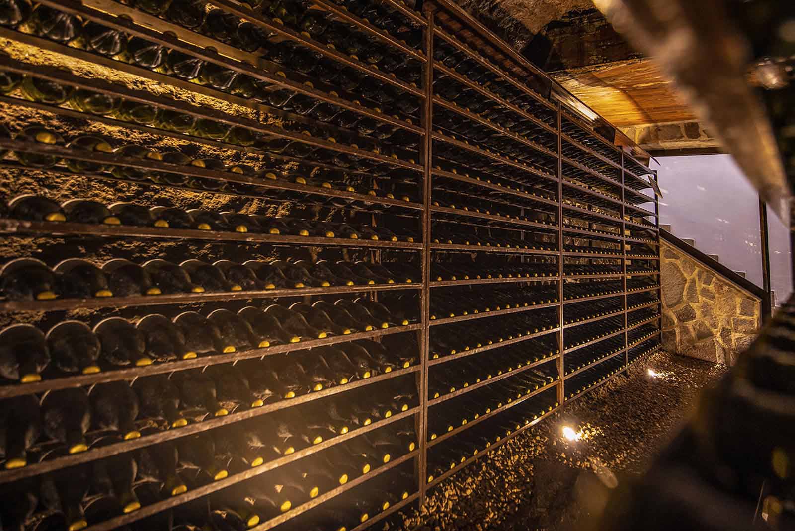 Una grotta romana piena di bottiglie