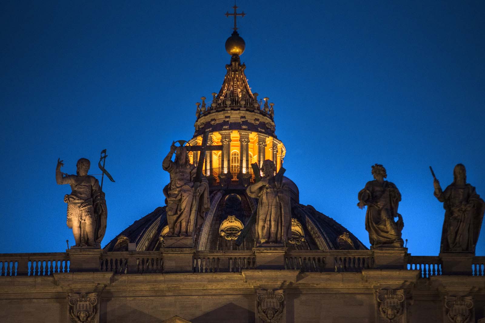 La luce di San Pietro una piazza tra alba e tramonto Around Rome