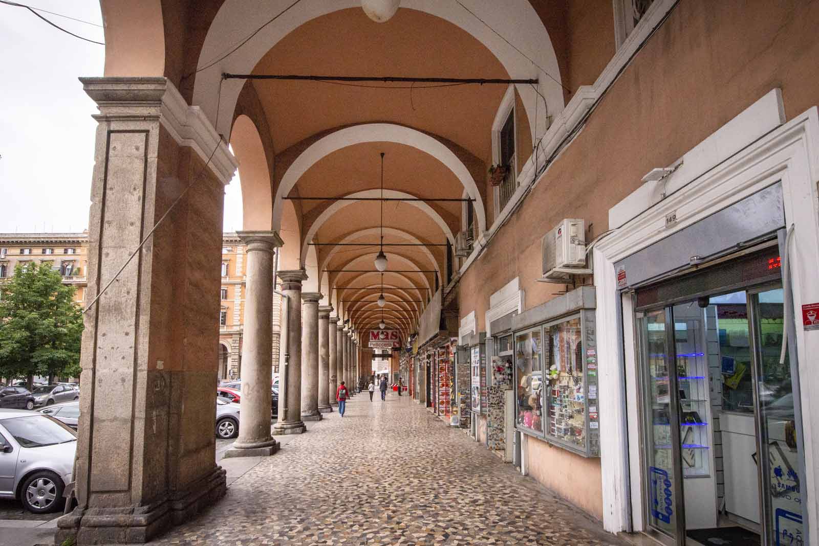 altra immagine dei portici di piazza Vittorio