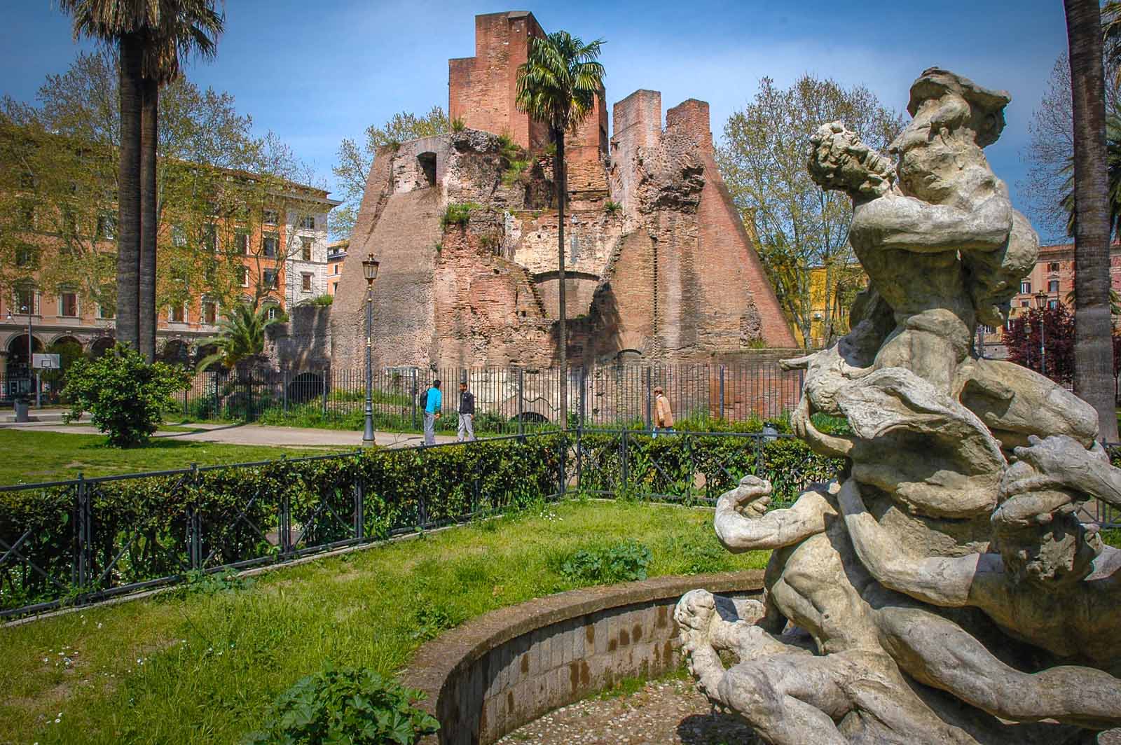 i resti antichi al centro di piazza Vittorio