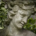 Testa femminile di statua classicheggiante
