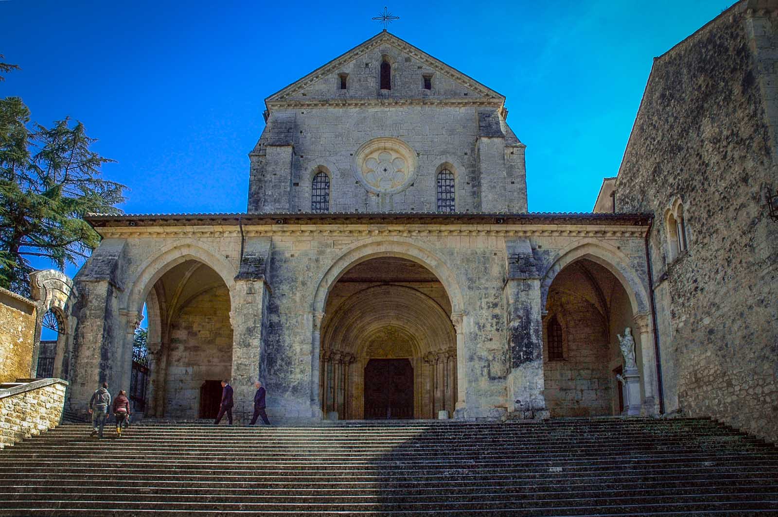 La facciata della chiesa dell'Abbazia di Casamari