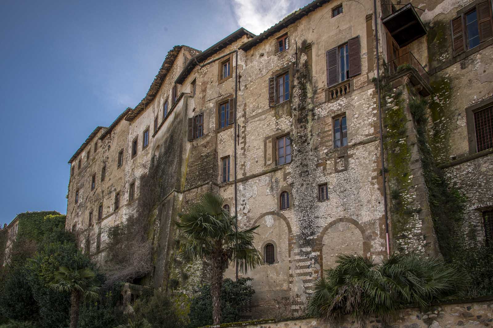 La facciata sulla valle del Palazzo Borghese di Artena