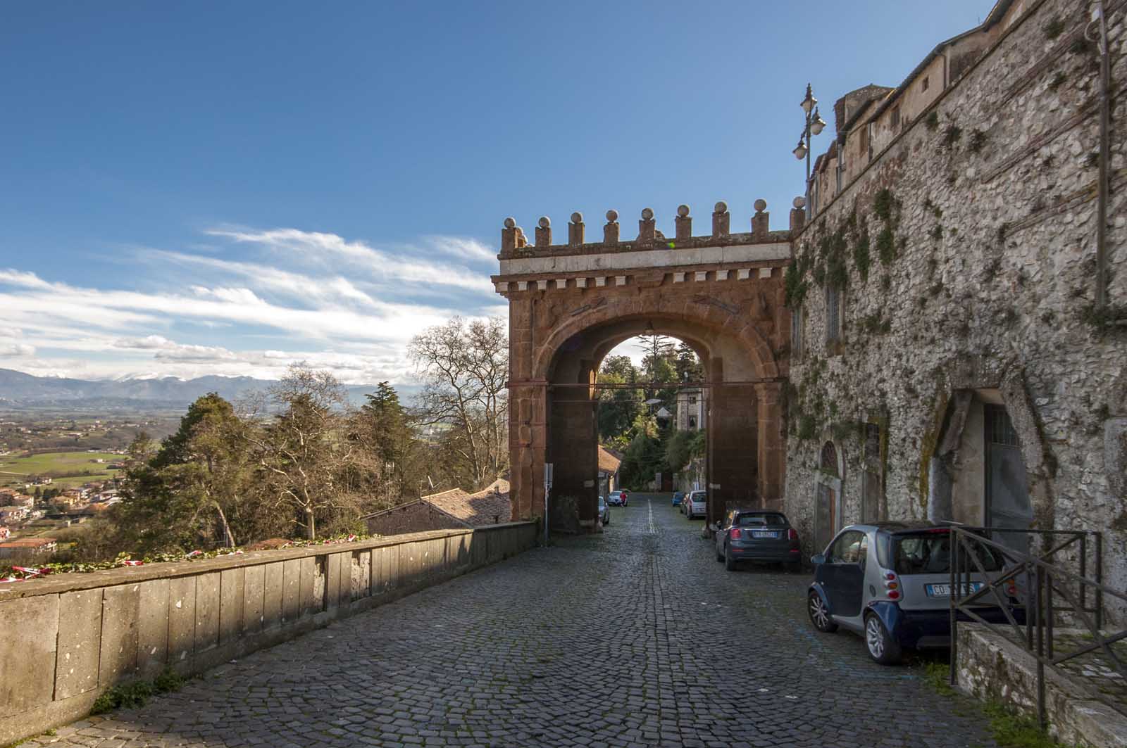 La Porta Monumentale di Artena tra panorama e mura di cinta