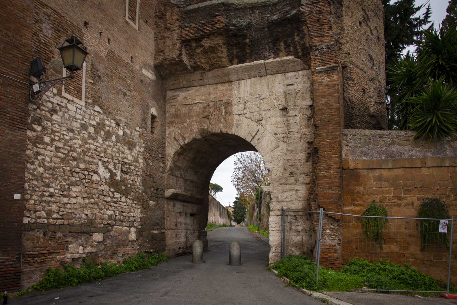 Resti di Porta di Celimontana appartenente alle Mura Serviane chiamata Arco di Dolabella e Silano