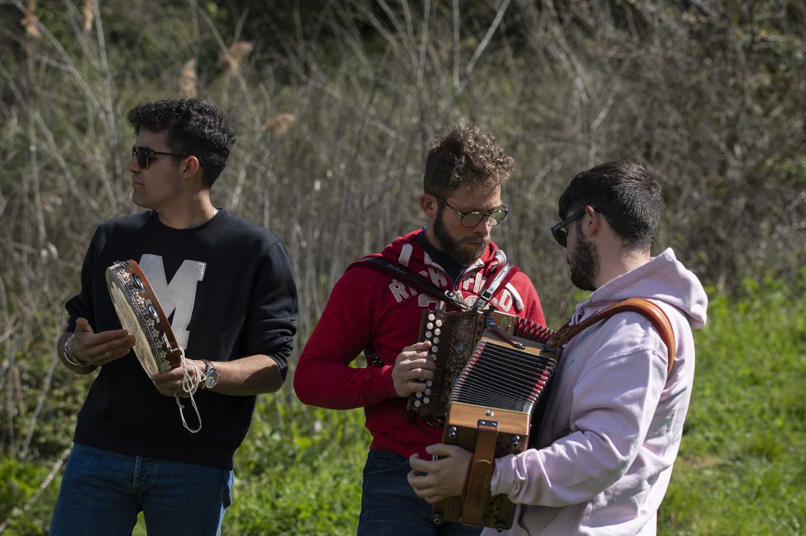 Giovani musicisti con strumenti popolari al Lago di Giulianello