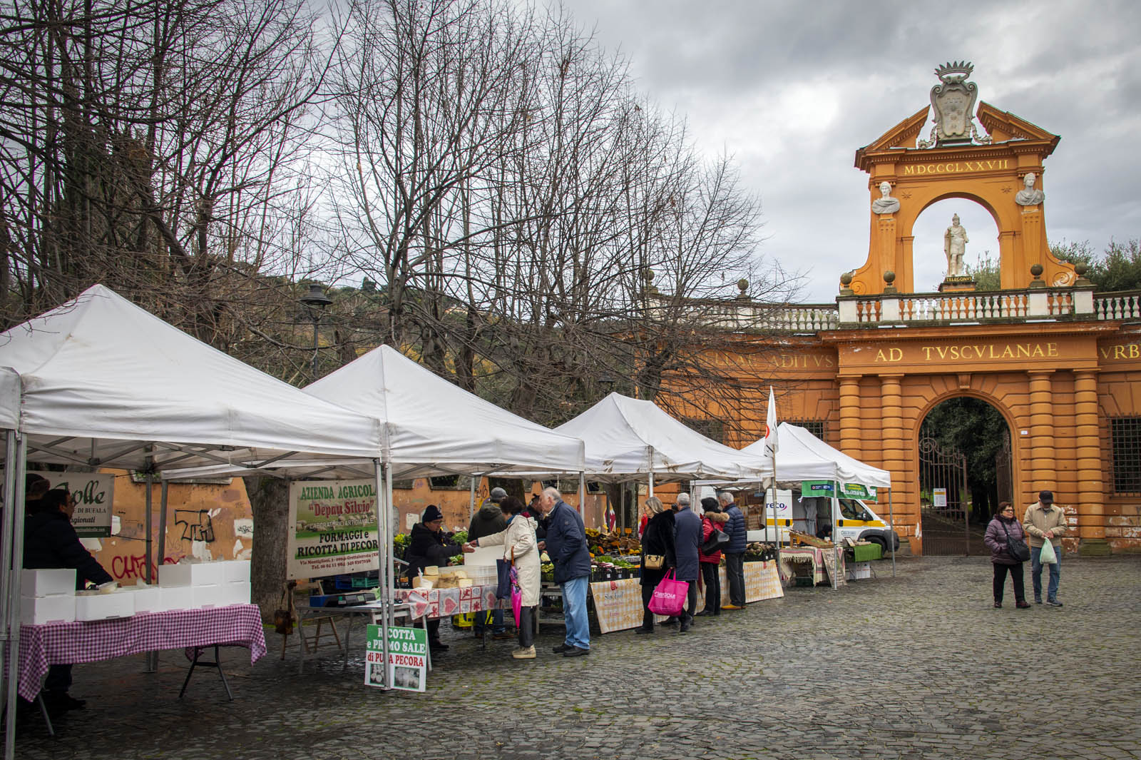 Sabato in Piazza dell'Ombrellino a Frascati il Mercato della Terra