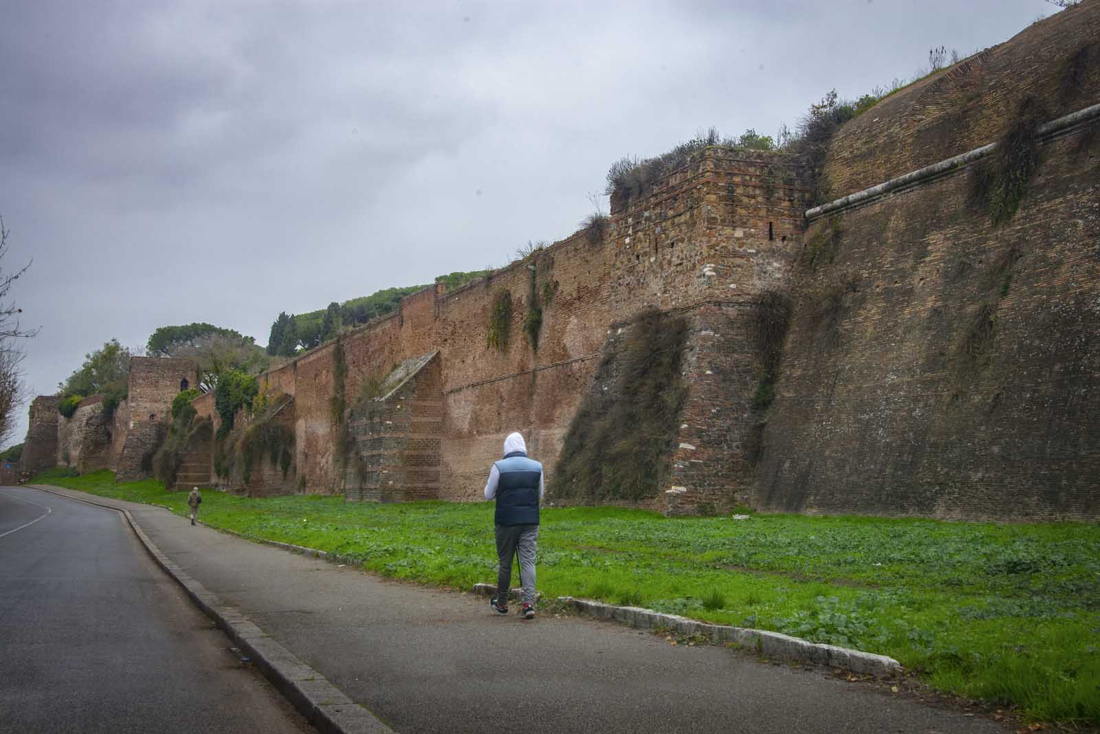 Tratto esteso di Mura Aureliane lungo Viale di Porta Ardeatina